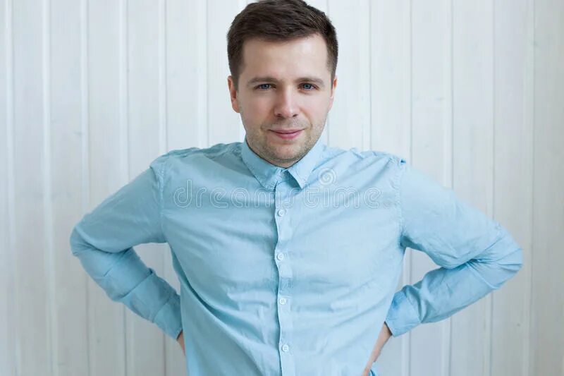 Человек в синей рубашке. Человек в нисей рубашке. Мужчина в голубой рубашке. Мужчина в голубой рубашке с папками фото реклама. Человек в синей рубашке.