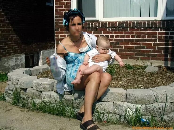 Молодые мамочки в коротких юбках. Мамочки без. Son flashing. Bad parents kids. Случайные фотографии.