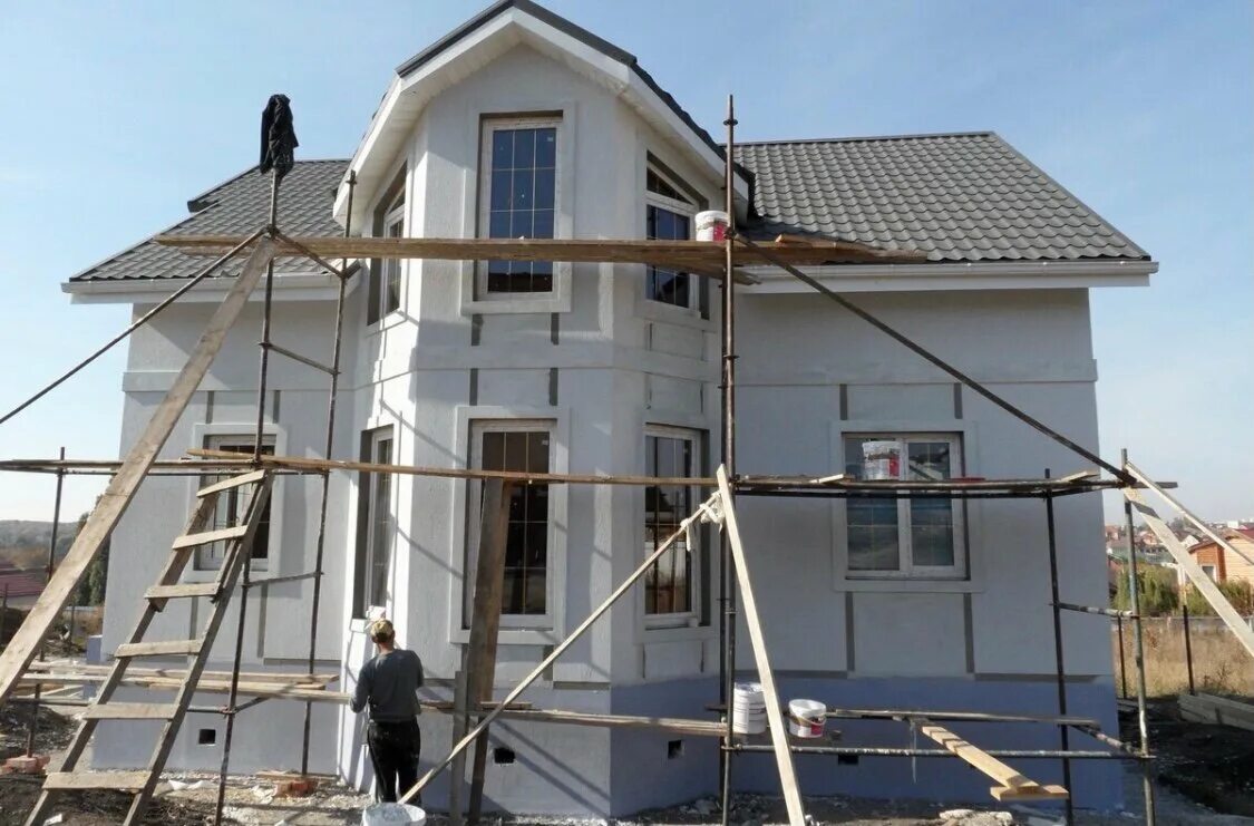 Жилой дом фасад штукатурка. Утепление фасада частного дома. Выполнить фасадные работы. Фасадные работы. Монтаж фасада.