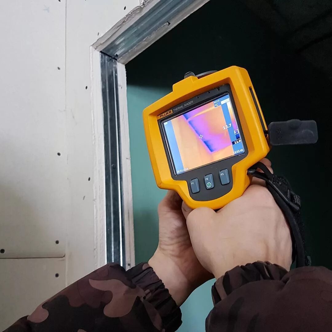 Услуги тепловизора domnadzor. Тепловизор FLIR b60. Энергоаудит инфракрасный тепловизор. Обследование тепловизором. Тепловизионное обследование зданий.