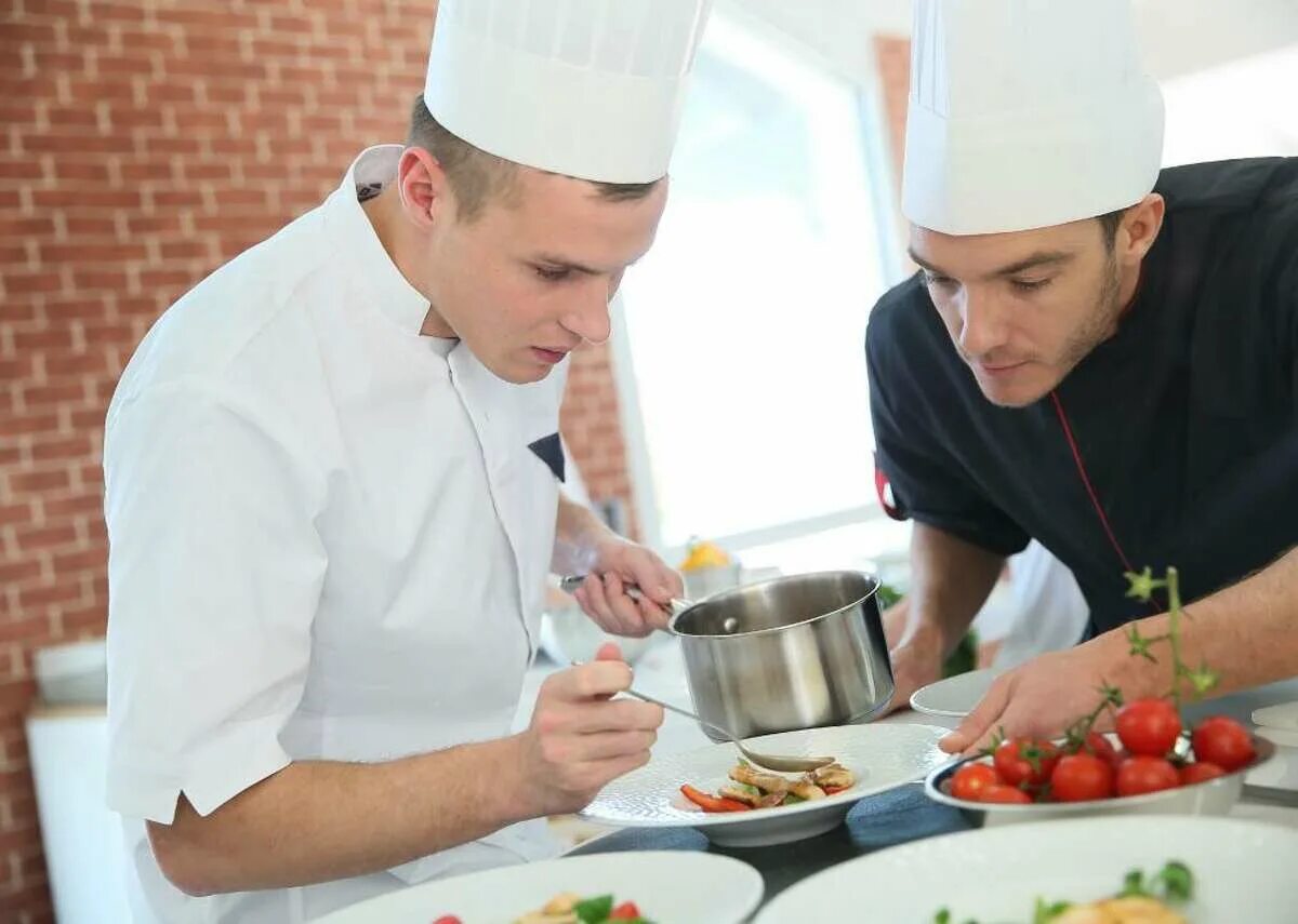 Молодой повар на кухне. Юный повар. Два молодых повара. Кулинарные школы Германии.