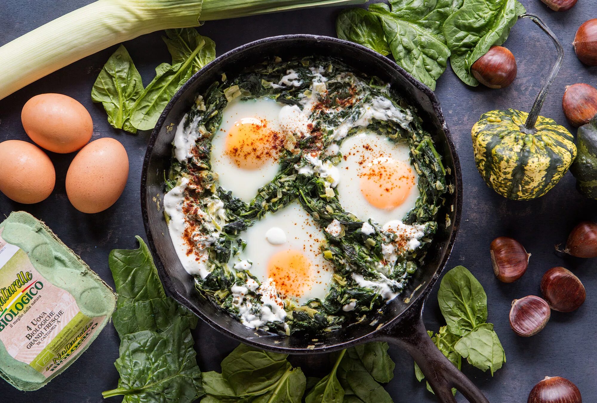 яичница со шпинатом фотосессия. блюда яйца шпинат. яичница со шпинатом. блюда яйца шпинат. омлет с грибами и шпинатом.