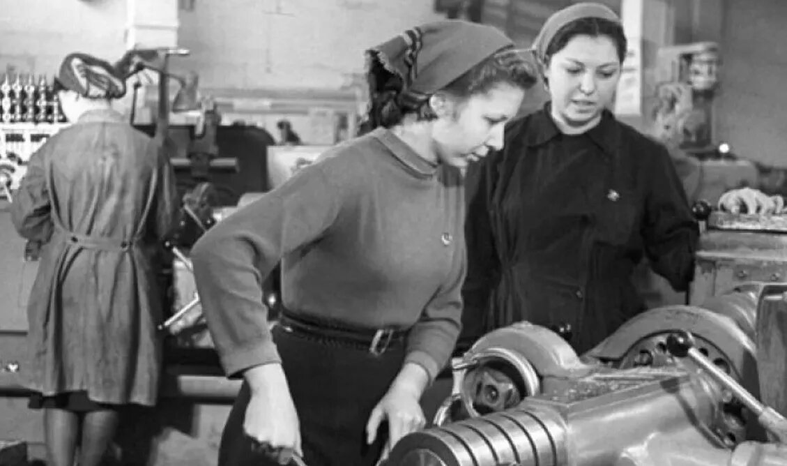 Харьковский тракторный завод 1930. Рабочий народного хозяйства. Рабочий народного хозяйства. Рабочий народного хозяйства. Советские люди.