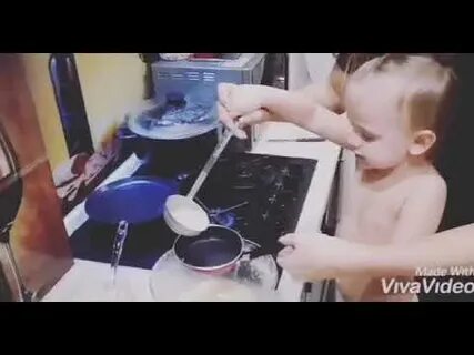 Брат сестру на кухне стоя