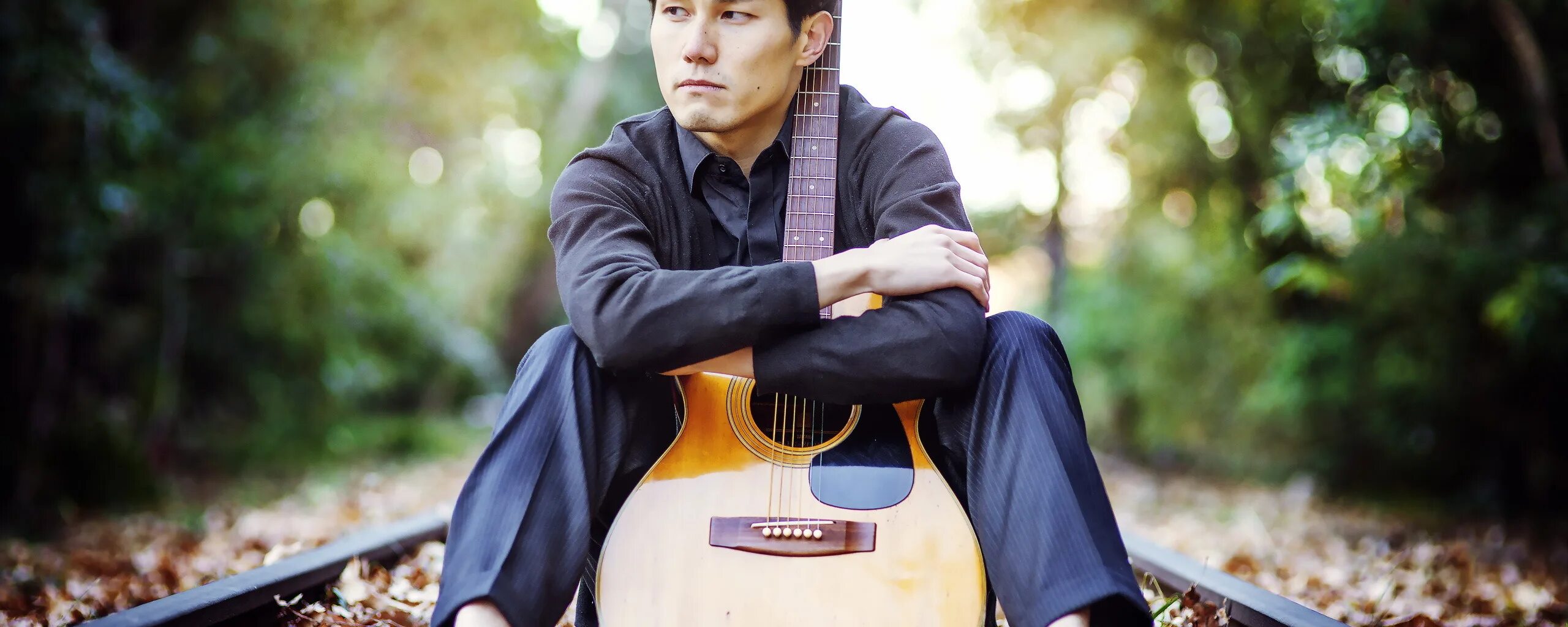 Подросток с гитарой. Подросток с гитарой. Музыкант с гитарой. Игра на гитаре бикчинтаева. Memories.