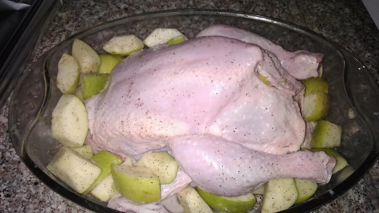 Приготовление курицы с яблоками. Курица с яблоками в духовке. курица запеченная с яблоками в духовке. курица запеченная внутри яблока. курица с яблоком в духовке целиком фото.