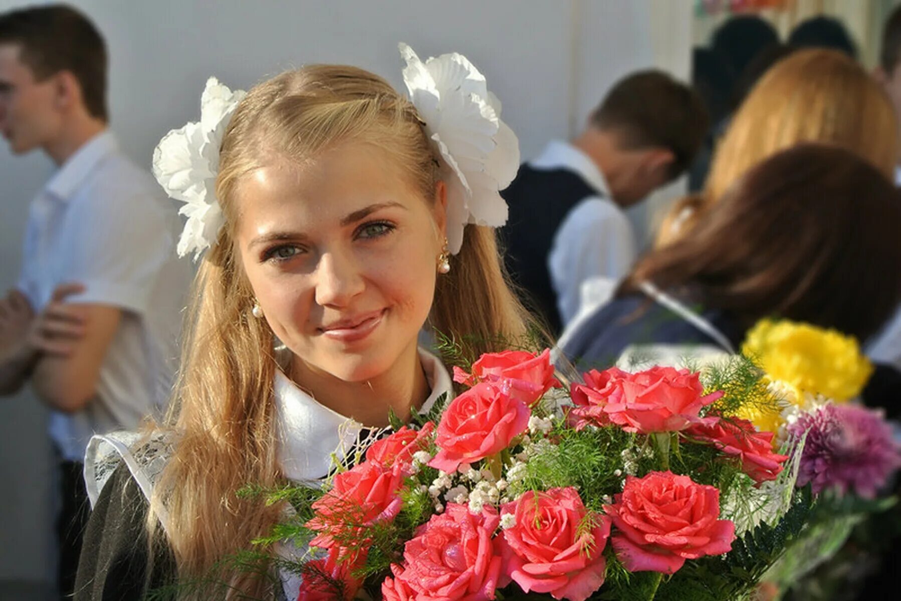 школьник рисунок. цветы девочкам в школе. первоклашки с цветами. мальчик и девочка с цветами. мальчик дарит девочке цветы.