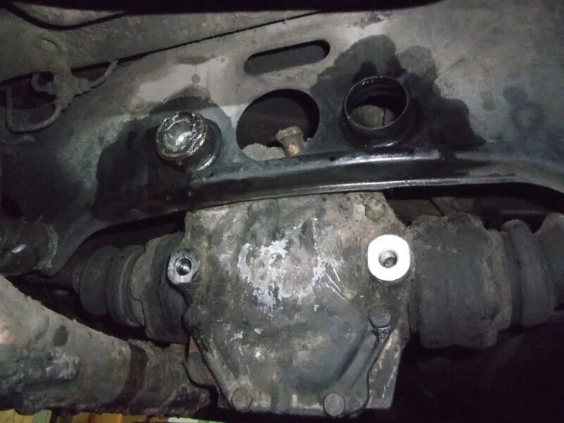 Передняя муфта кардана мерседес 124. Замена задних сайлентблоков мерседес 124. Замена на 124. Мерседес 124 замена эластичной муфты. Замена втулок маятника мерседес 124.