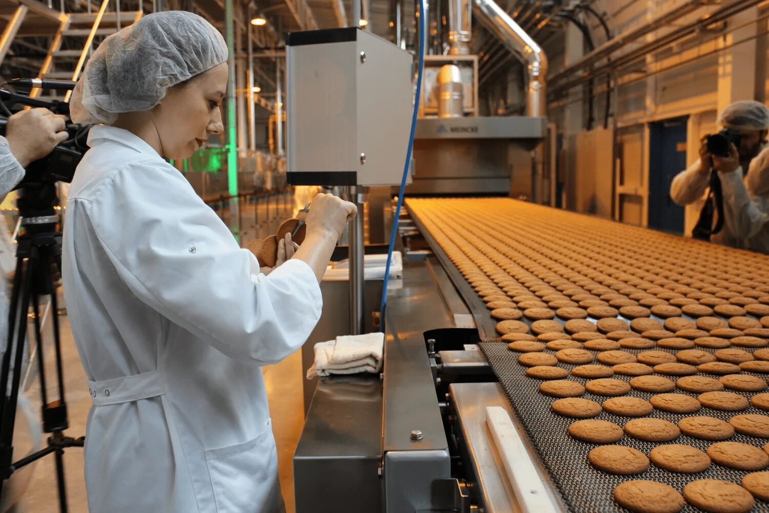 Работа кондитерское предприятие. Фасовщик-упаковщик конфет. Работа кондитерское предприятие. Фабрика кондитерских изделий. Кондитерские изделия в цехе.