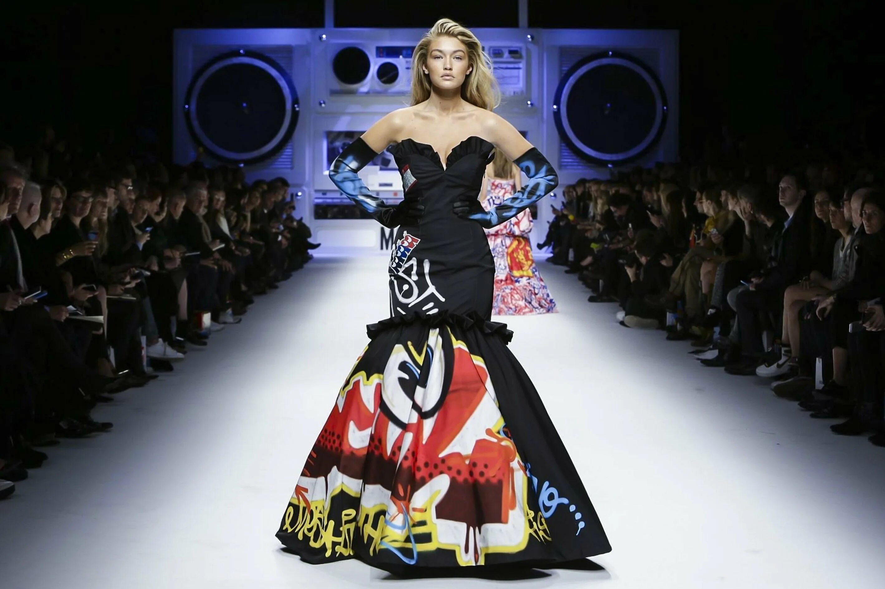 Russian fashion show. Модный показ. Показ мод. Мода 2027. Подиумный стиль одежды.