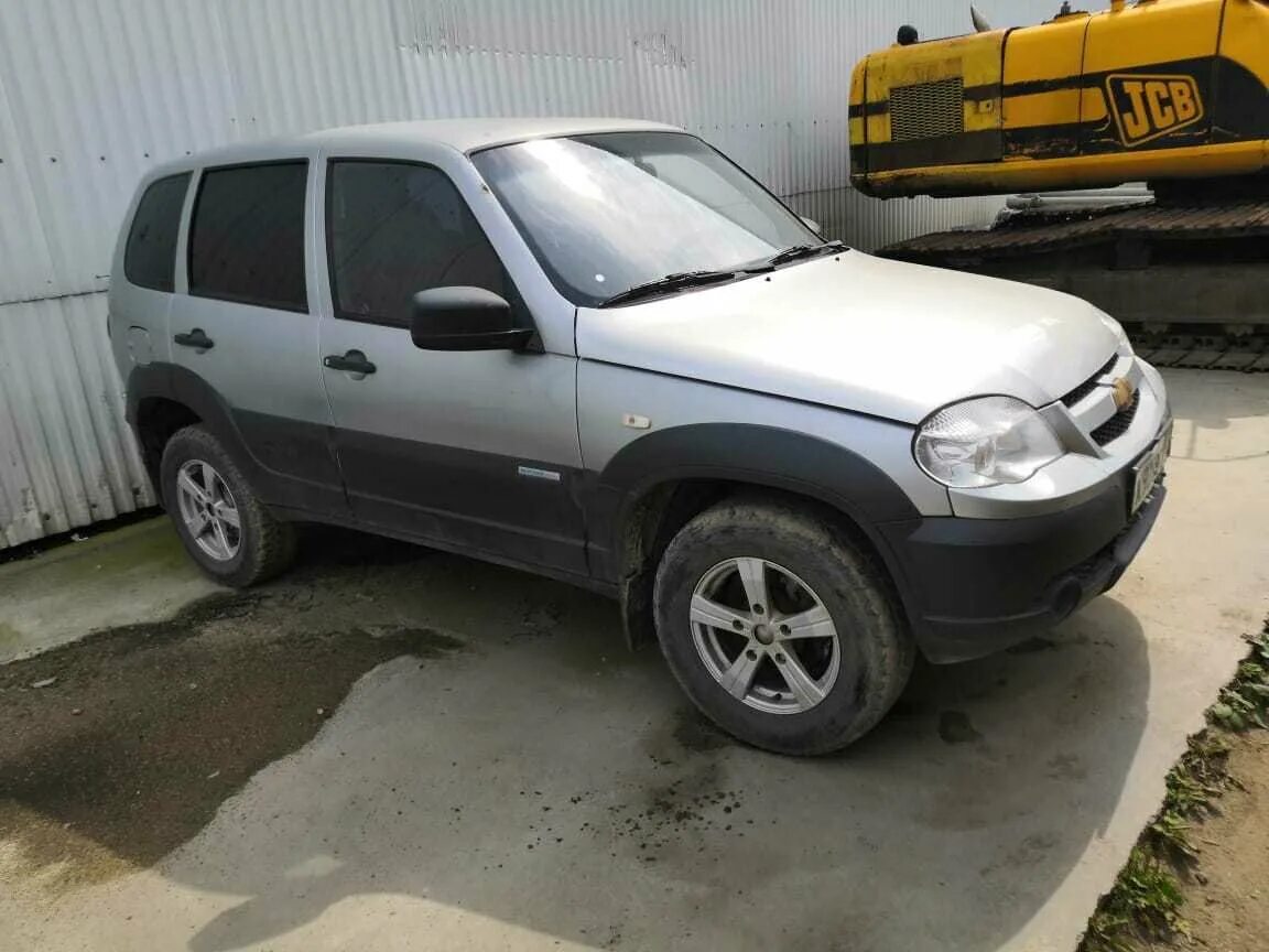 черная нива шевроле с серебристыми бампер. нива шевроле серебристая 503. нива шевроле серебристого цвета. нива шевроле сера. Chevrolet niva серебристая.