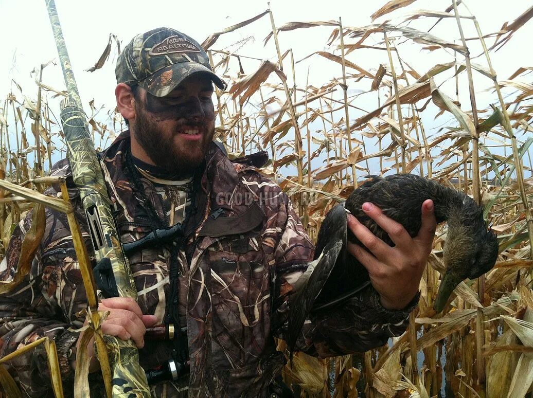 Безопасность на охоте с винтовкой для окружающих. Охота. Охотничий дробовик. Красивое охотничье оружие. Современное охотничье оружие.