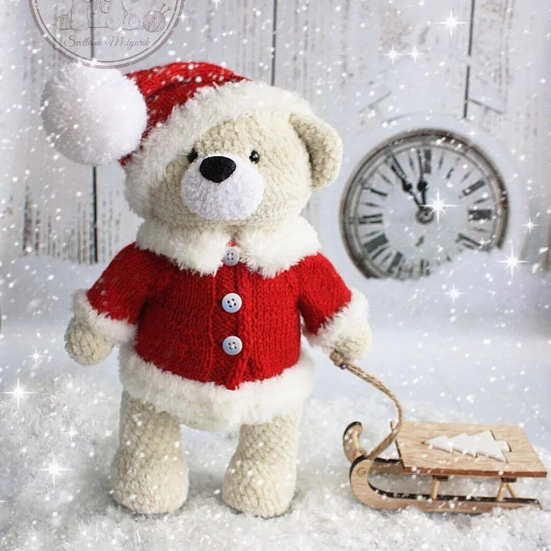 Новогодние мишки. Вязаные елочные игрушки. Вязаный новогодний медвежонок. Медведь крючком новогодний. Вязаные игрушки к новому году мишки.