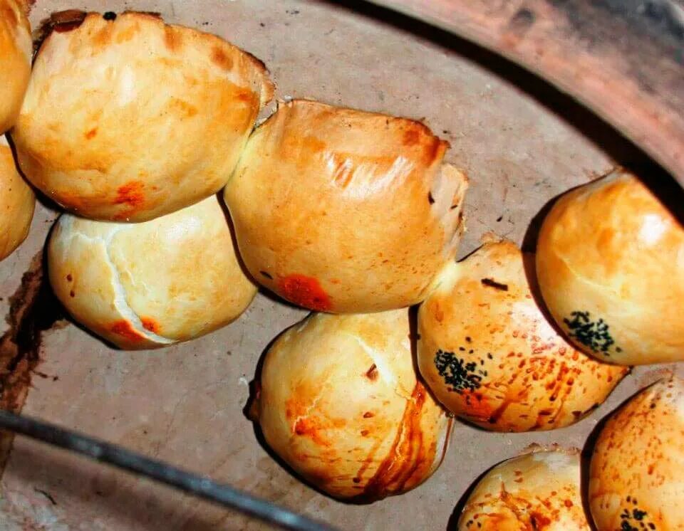 Самса в тандыре. Тандырная самса ош. Пекарь тандырщик самса. Тандыр самса в тандыре. Капак тандыр самса.