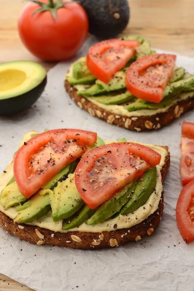 Cheese and avocado sandwiches Dry the bread in the frying pan, lubricate with cu