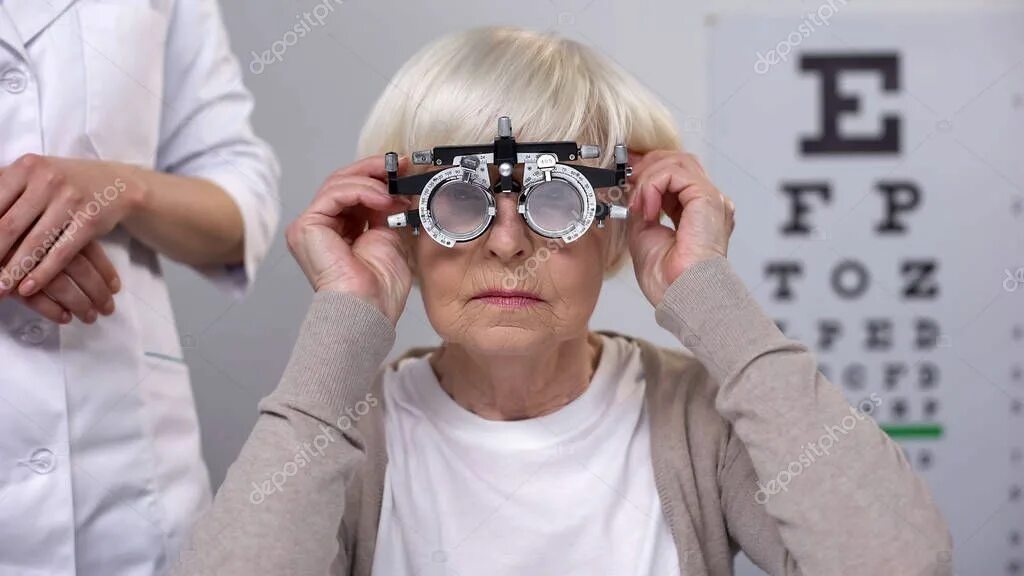 Зрение пожилого. Очки для зрения для пожилых. Зрение у пожилых. Плохое зрение.