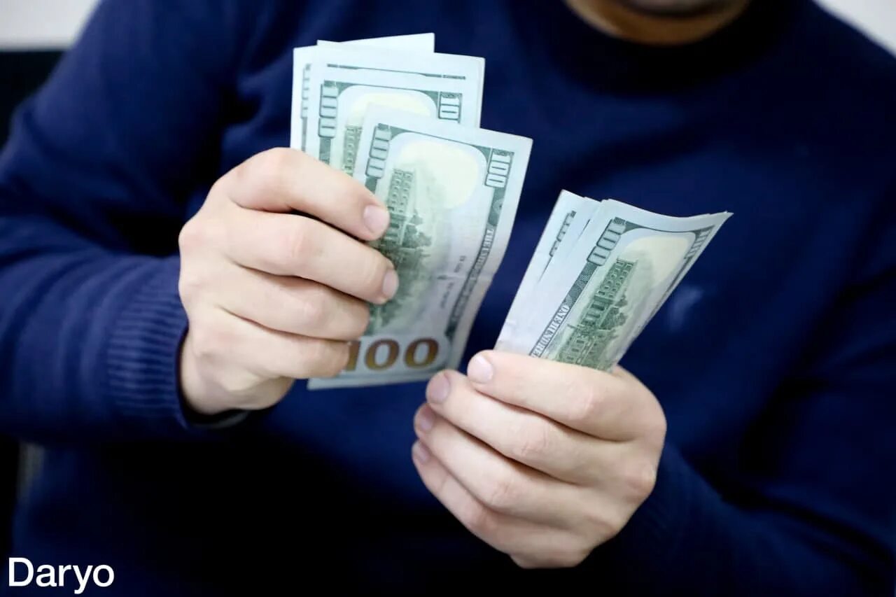 100 долларов узбекскому суму