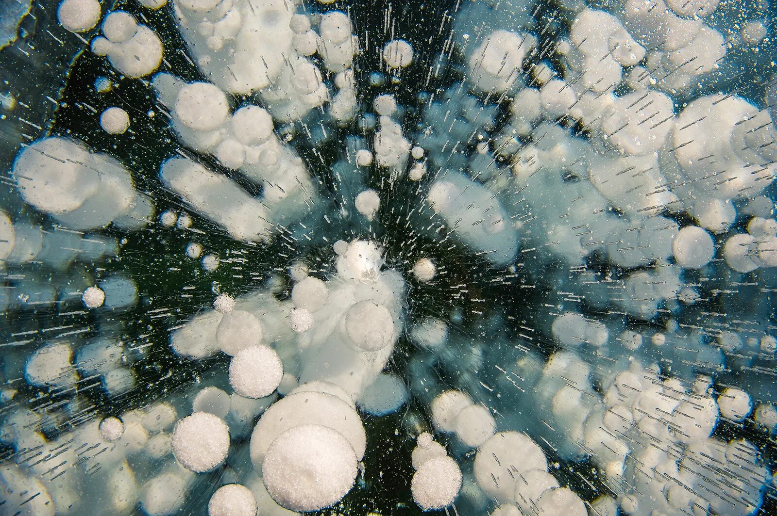 Пузырьки на байкале. Метановые пузырьки на Байкале. Метановые пузырьки. Байкал зима. Замерзшие пузыри на Байкале. Метановые пузыри на Байкале.