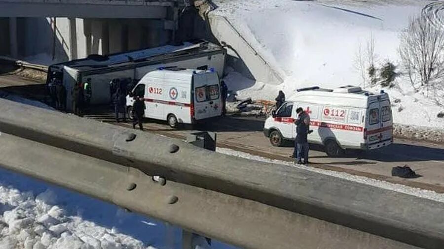 Авария автобуса в Московской области. В Подмосковье автобус упал с эстакады. Автобус сорвался с моста. ДТП С автобусом на Волоколамском шоссе. Фото погибших в подмосковье