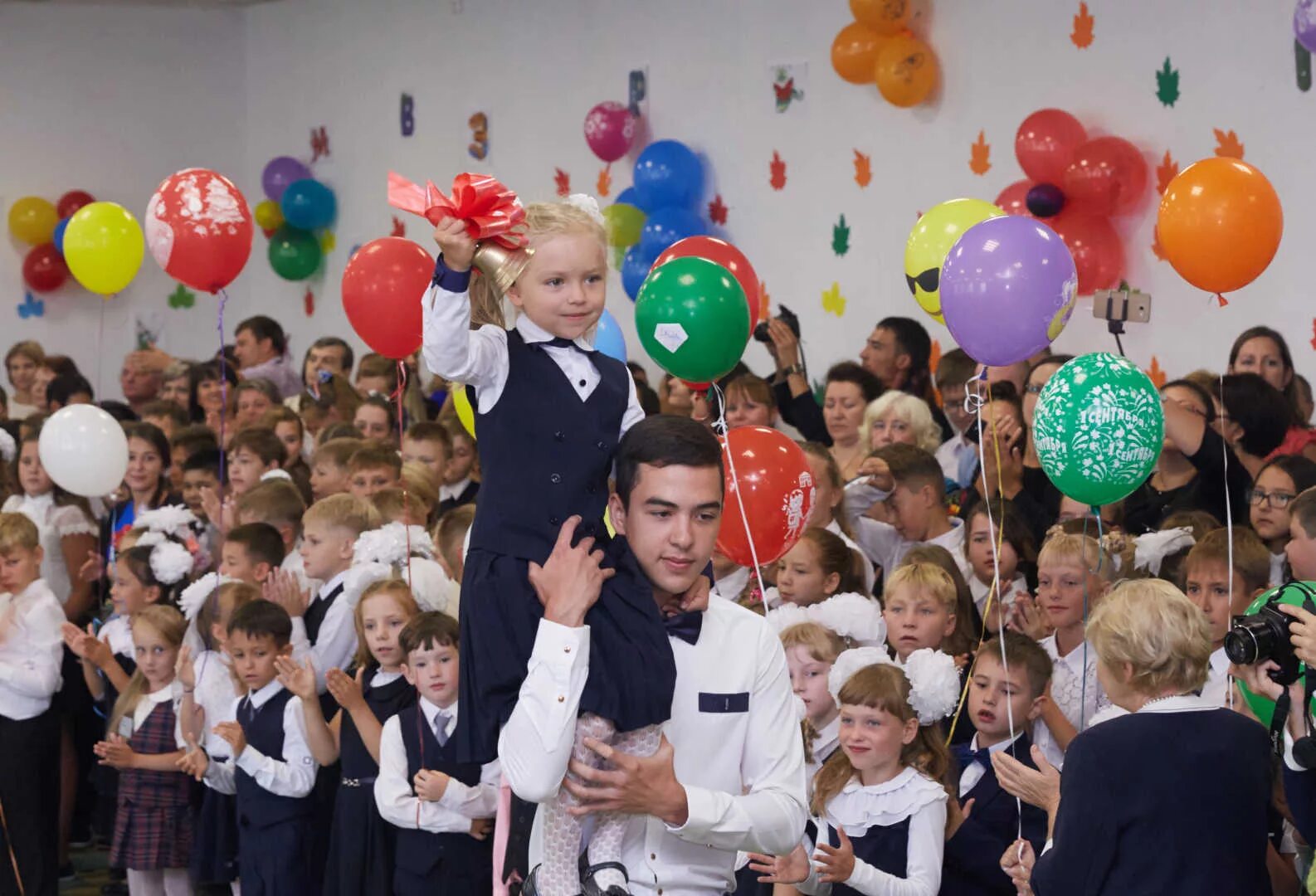 Первый звонок первый урок. 1 Сентября Южно-Сахалинск. Школа 1 Южно-Сахалинск. Школьные праздники. С праздником первоклашка.