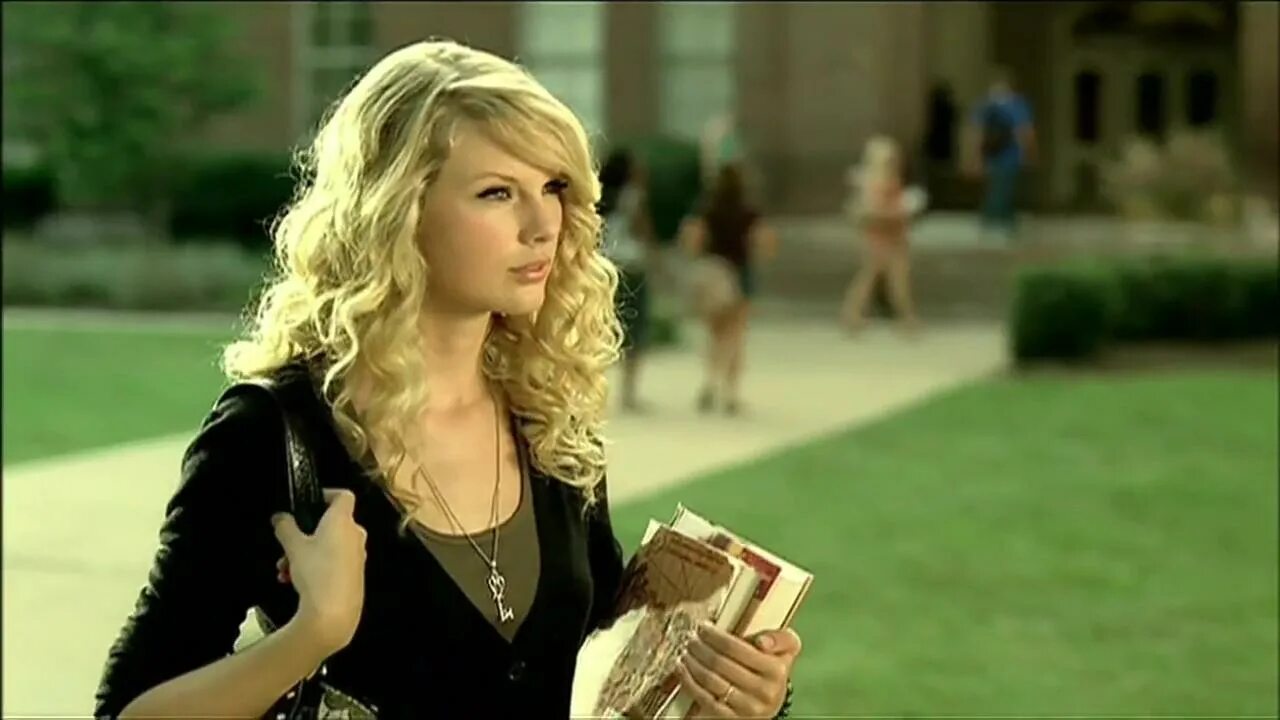 Story swift. Taylor swift love story. taylor swift handwritten. девушка из рекламы программы рабы любви на пятнице.