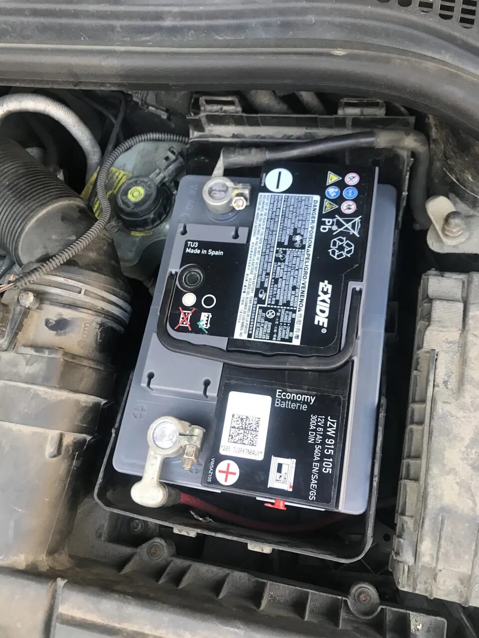 Акб шкода йети. Skoda yeti 2017 1. Аккумулятор skoda yeti 1. Акб skoda yeti 1,6. Skoda yeti 2012 акб.