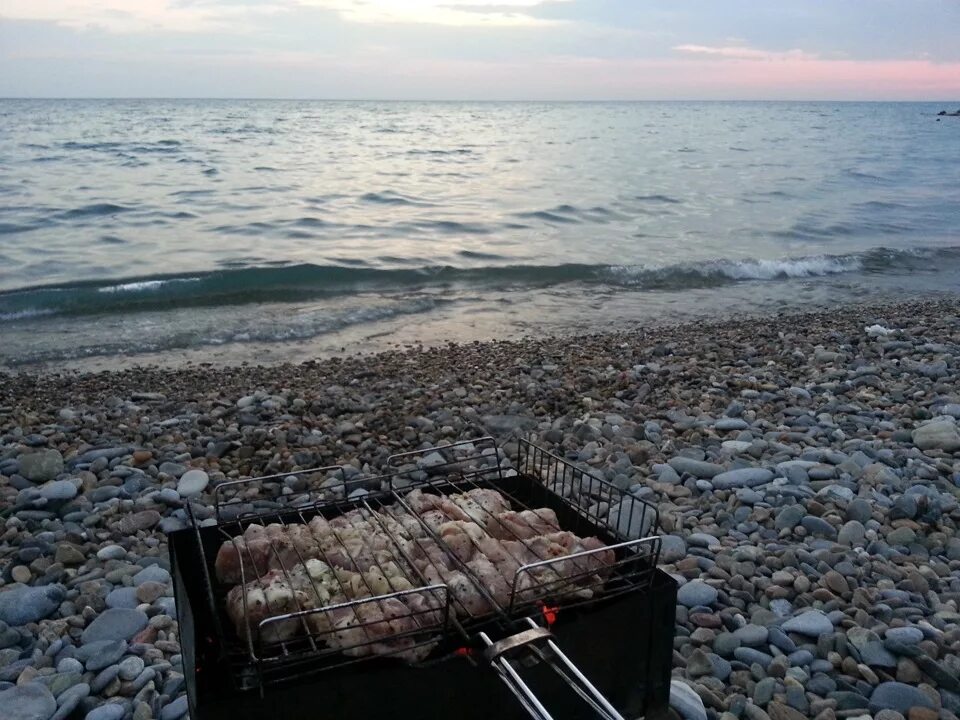 Жарко ли в черном. Шашлык на берегу моря. Барбекю на береге моря. Мангал на море. Мангал на берегу моря.