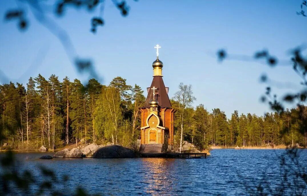 Храм апостола андрея первозванного на реке вуоксе. Приозерский район. Часовня на воде. Храм андрея первозванного на вуоксе. Вуокса озеро храм андрея первозванного.
