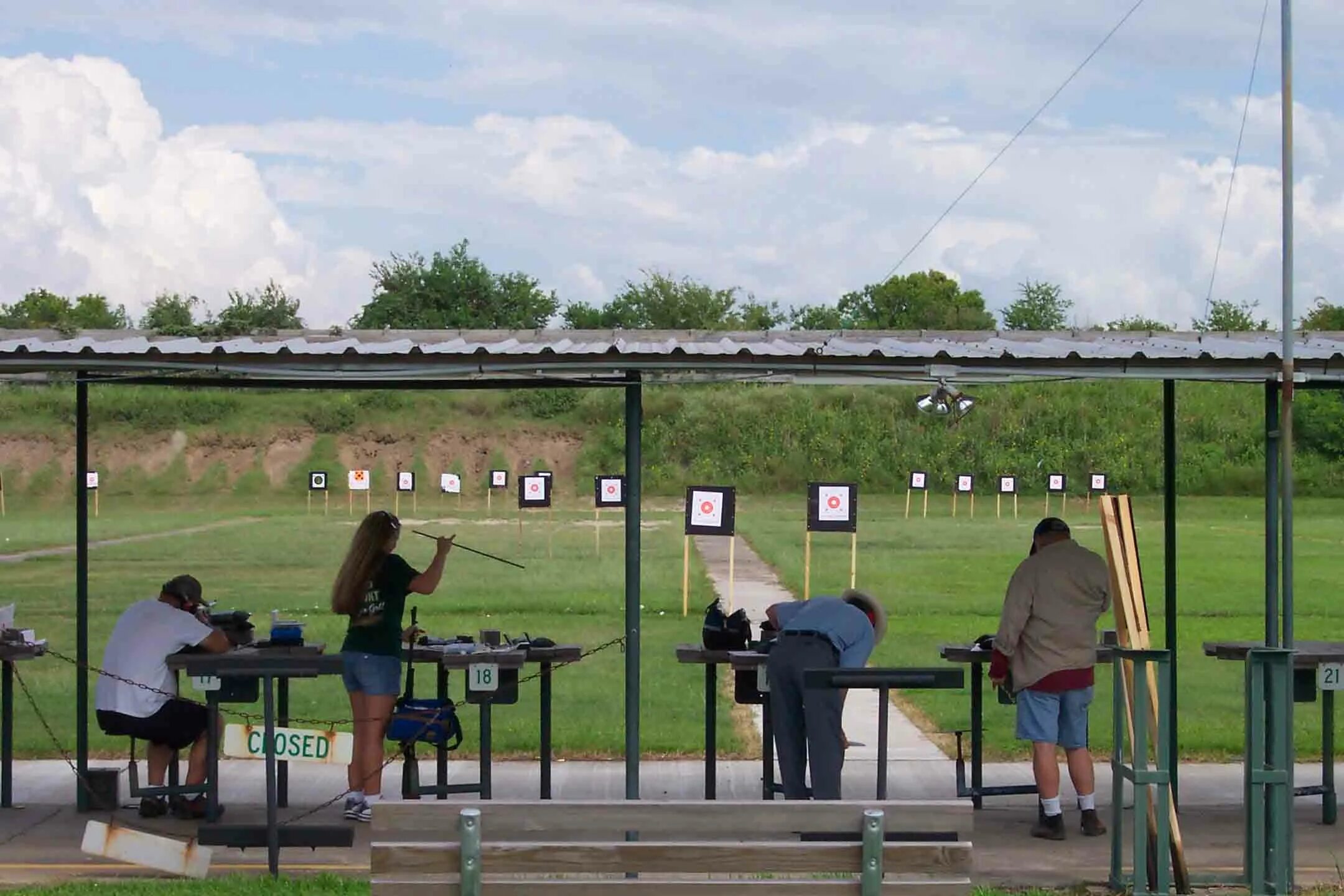 Тир в паттайя. Открытый тир. Открытая стрелковая галерея. Стрелковый полигон алабино. Открытый тир.