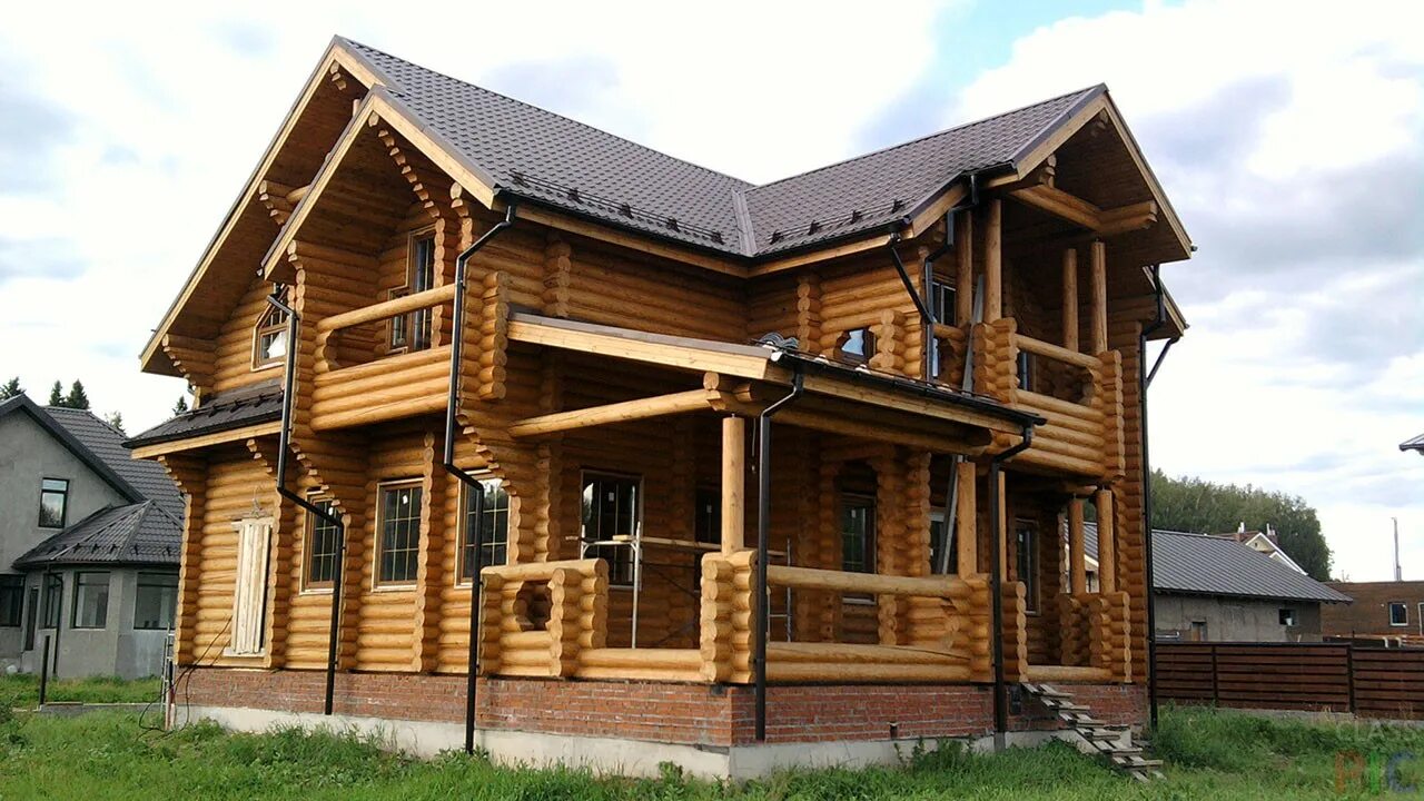 Сруб дома из оцилиндрованного бревна. Сруб дома из оцилиндрованного бревна