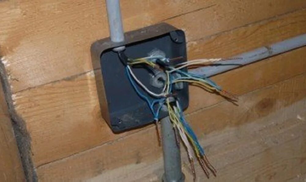 Кабель для электропроводки в доме. Прокладка электропроводки в деревянном доме. Монтаж электропроводки в доме. Проводка в деревянном доме.