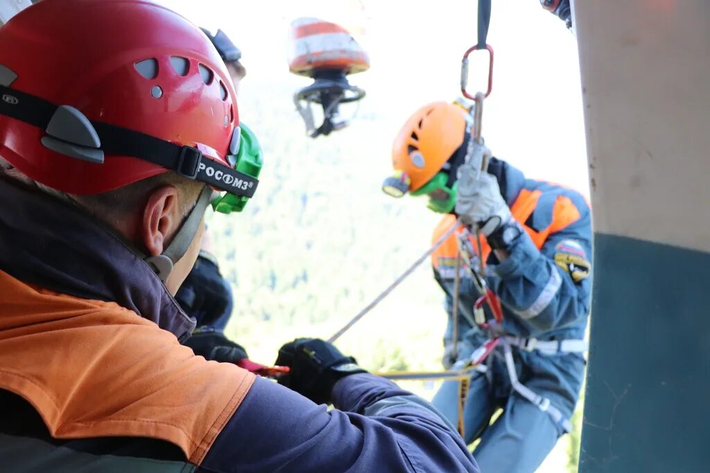 Спасателей 6. Спасатели гбу автомобильные дороги. Елена радченко пхукет. Соревнования спасателей. 911 служба спасения сериал 1 сезон.
