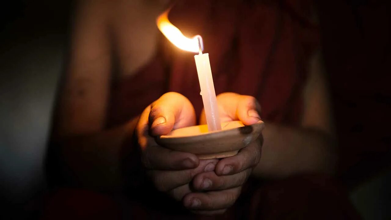 свечи для приворота. свечку держать надо. анекдот про свечку держать. свечи в руках девушки в храме. анекдот учись дурак как свечку держать надо.