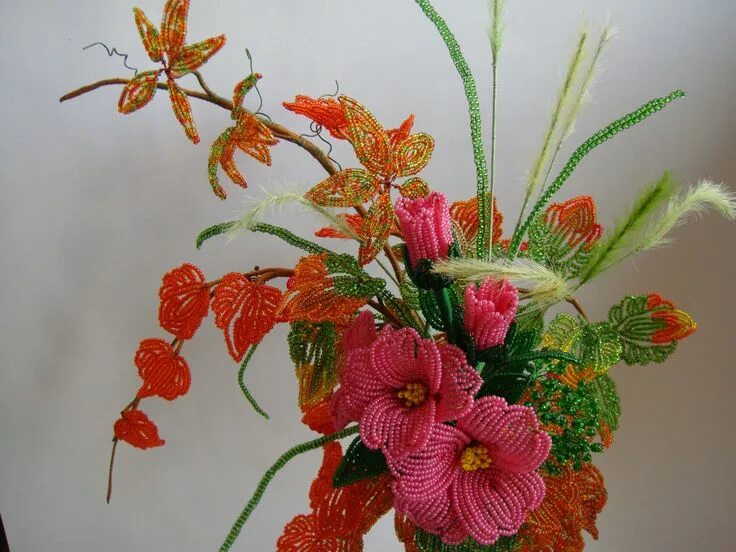 Цветы из бисера техника. Цветочные композиции из бисера. Композиции цветов из бисера. Плетение бисером цветы.