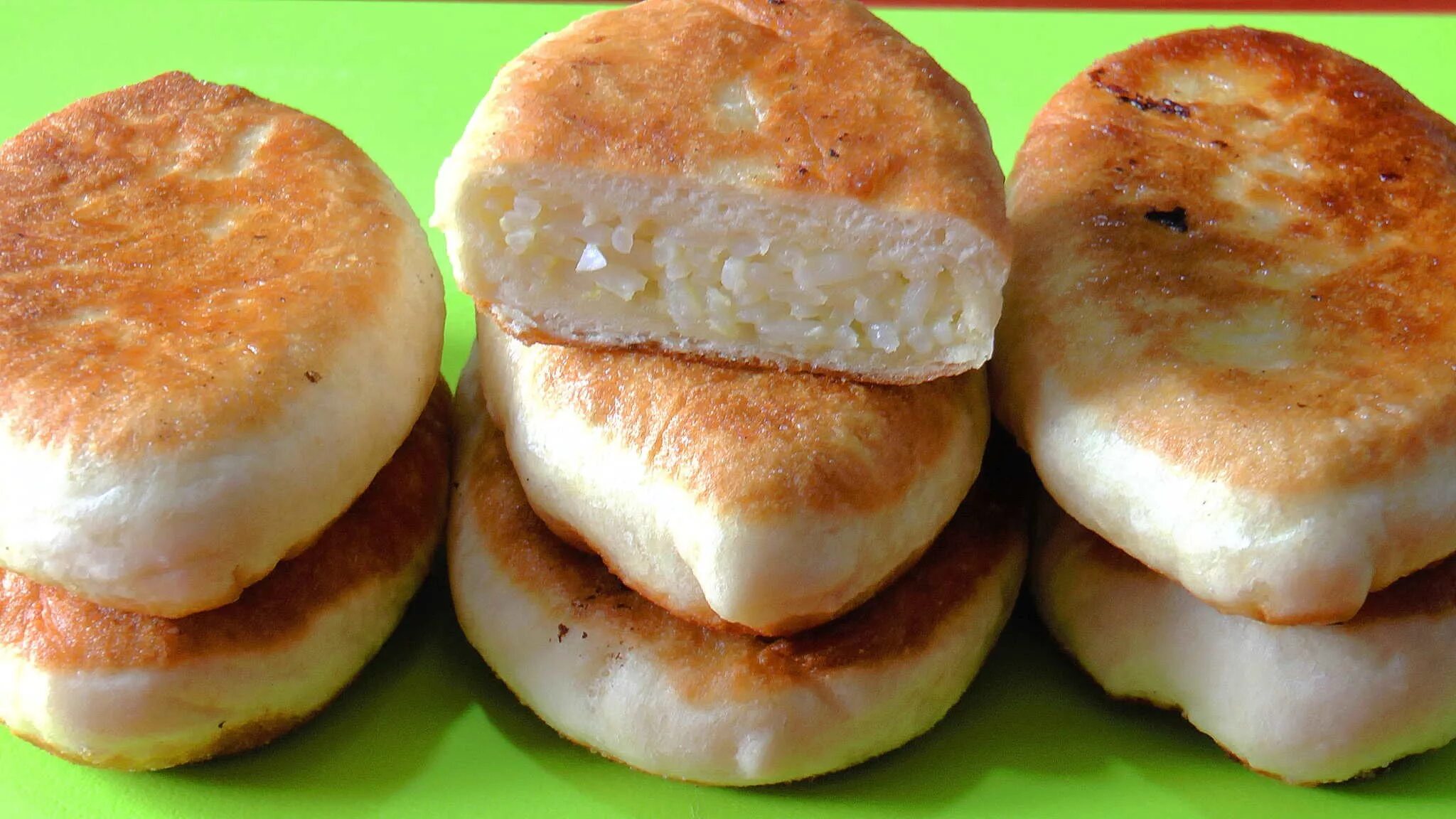 Пирожки с луком и яйцом жареные. Жареные пирожки рис с яйцом рецепт. Пирожки с рисом и яйцом. Пирожки с луком и яйцом и рисом. Пирожки с рисом и яйцом.
