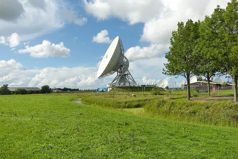 Земная станция связи. Параболическая антенна. Земная станция спутниковой связи. Спутниковая тарелка Sky. Большая антенна в небо.