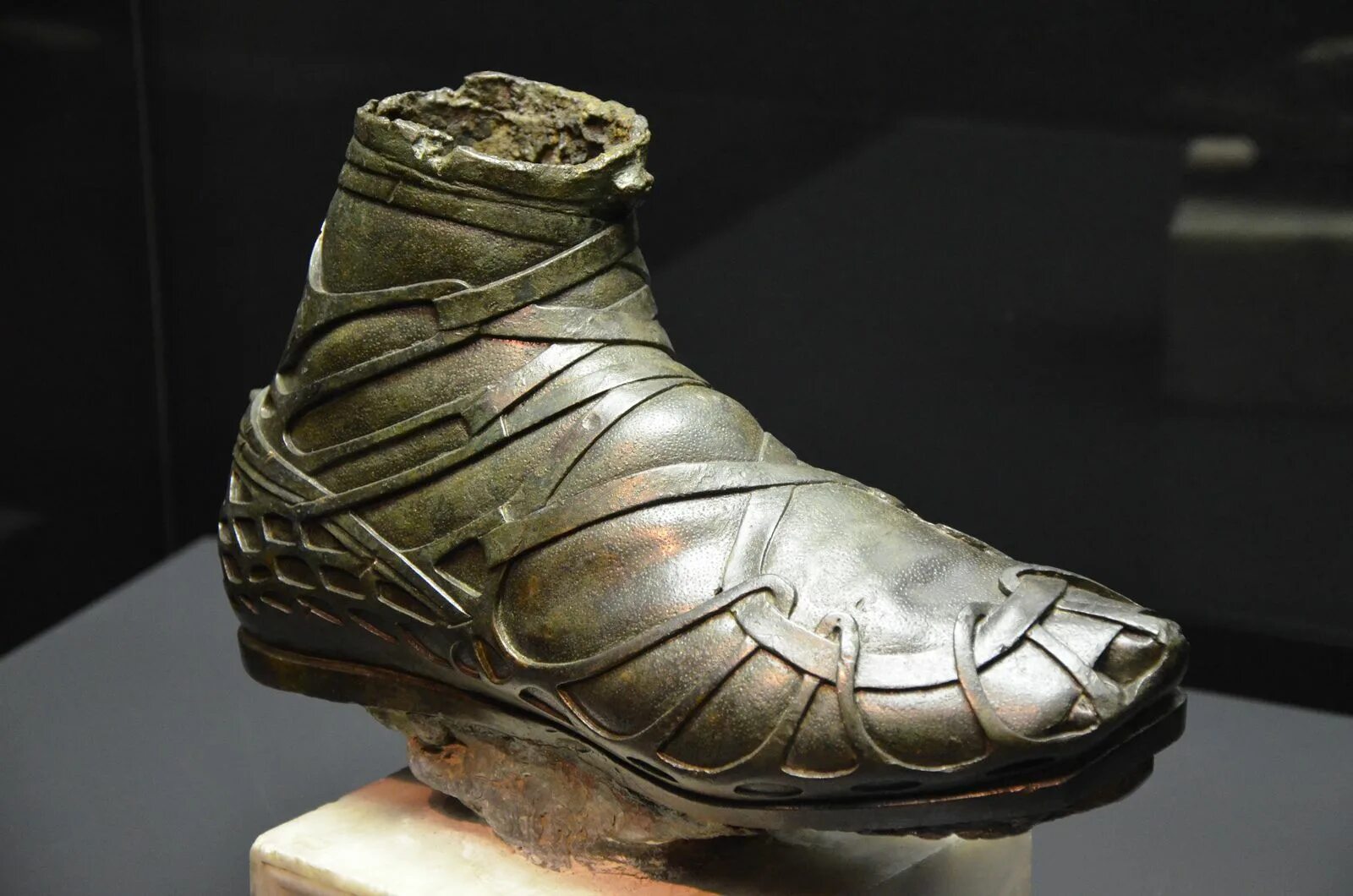 Первые сандали. Калиги обувь древний Рим. Калиги в древнем Риме. Calceus обувь древний Рим. Римская обувь кальцеус.