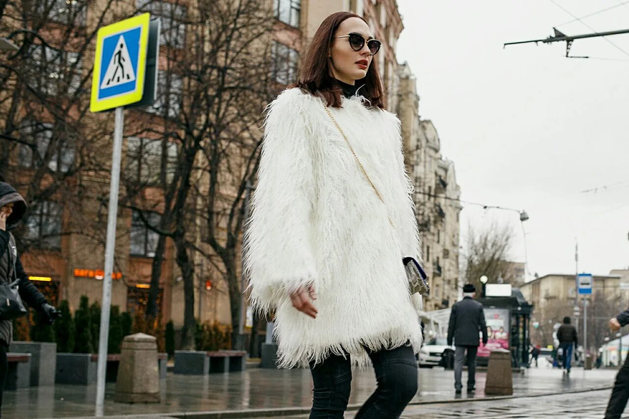 Модные эко шубы 2025. Шуба unreal fur coat белая. шуба оверсайз 2025. шуба чебурашка 2025. модные шубки из искусственного меха.