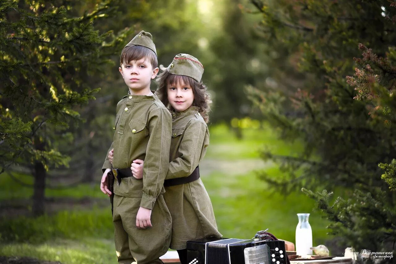 День победы подростки. Дети в военной форме. Детские фотосессии в военной форме. Фотосессия в военной форме. Дети в военной форме на 9 мая.