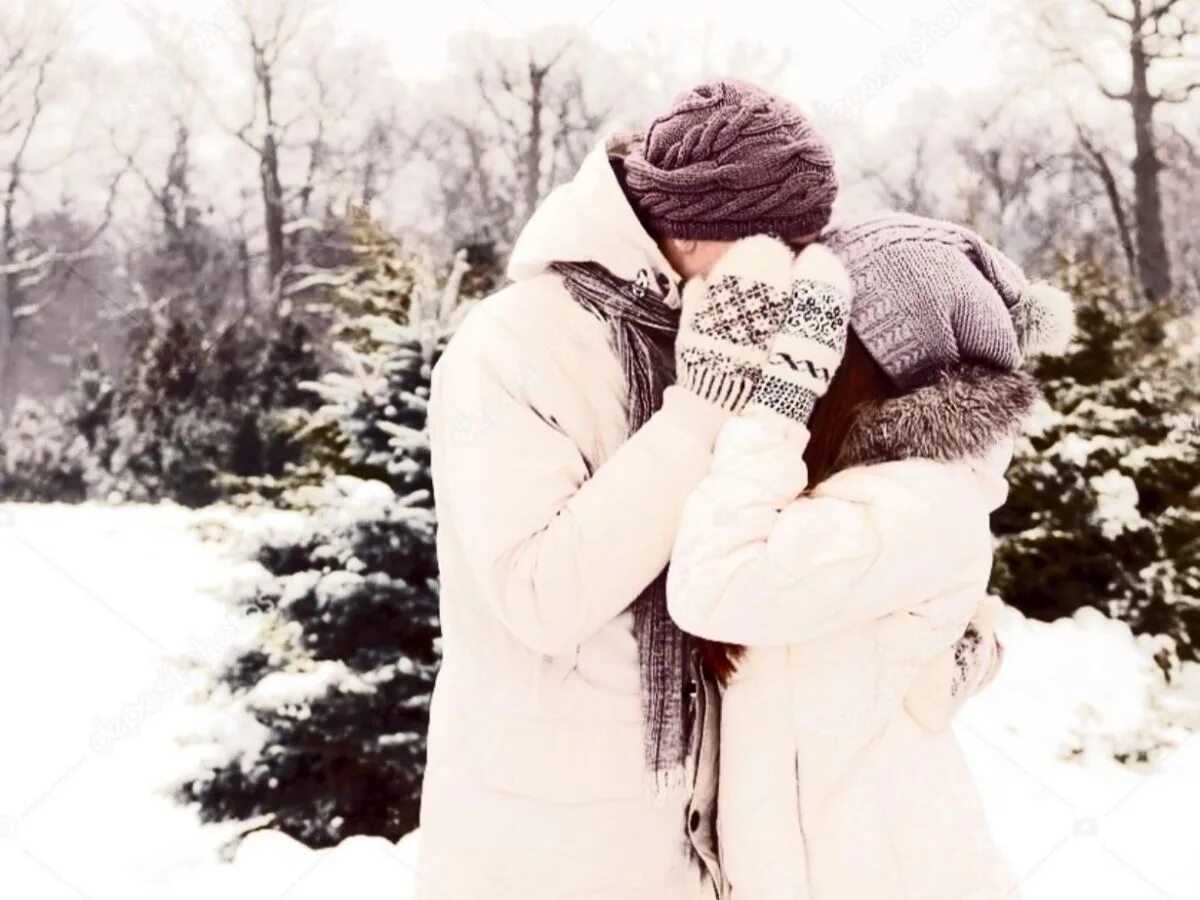 Обнимаю зимой. Объятия зимой. Пара зимой. Зима любовь. Влюбленные зимой.