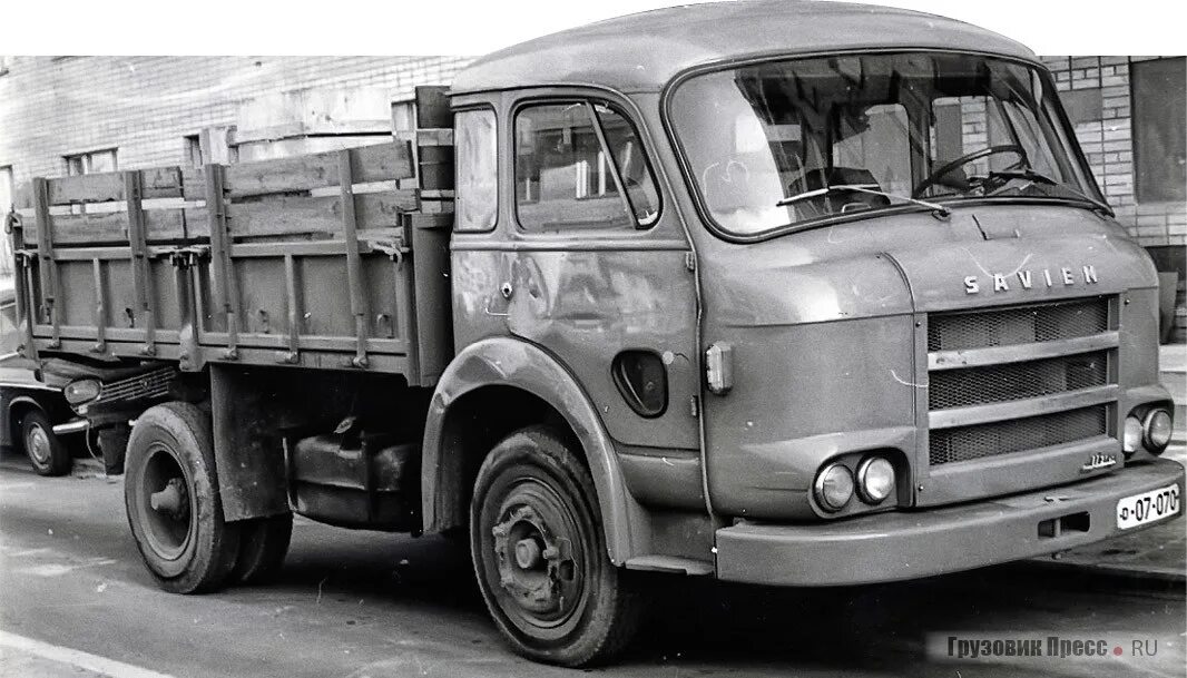 100 renault. Грузовик Renault 1980. Рено грузовик 1970. Рено Савием грузовик. Грузовики Рено 1980 года.