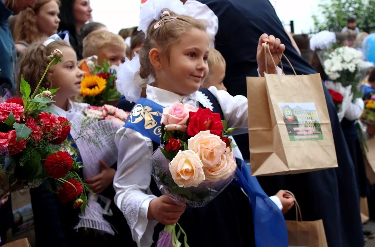 Сентября прийти в школу. Первый класс. Школа 11 Коломна ученики. Первоклашки картинки. Запись детей в первые классы.