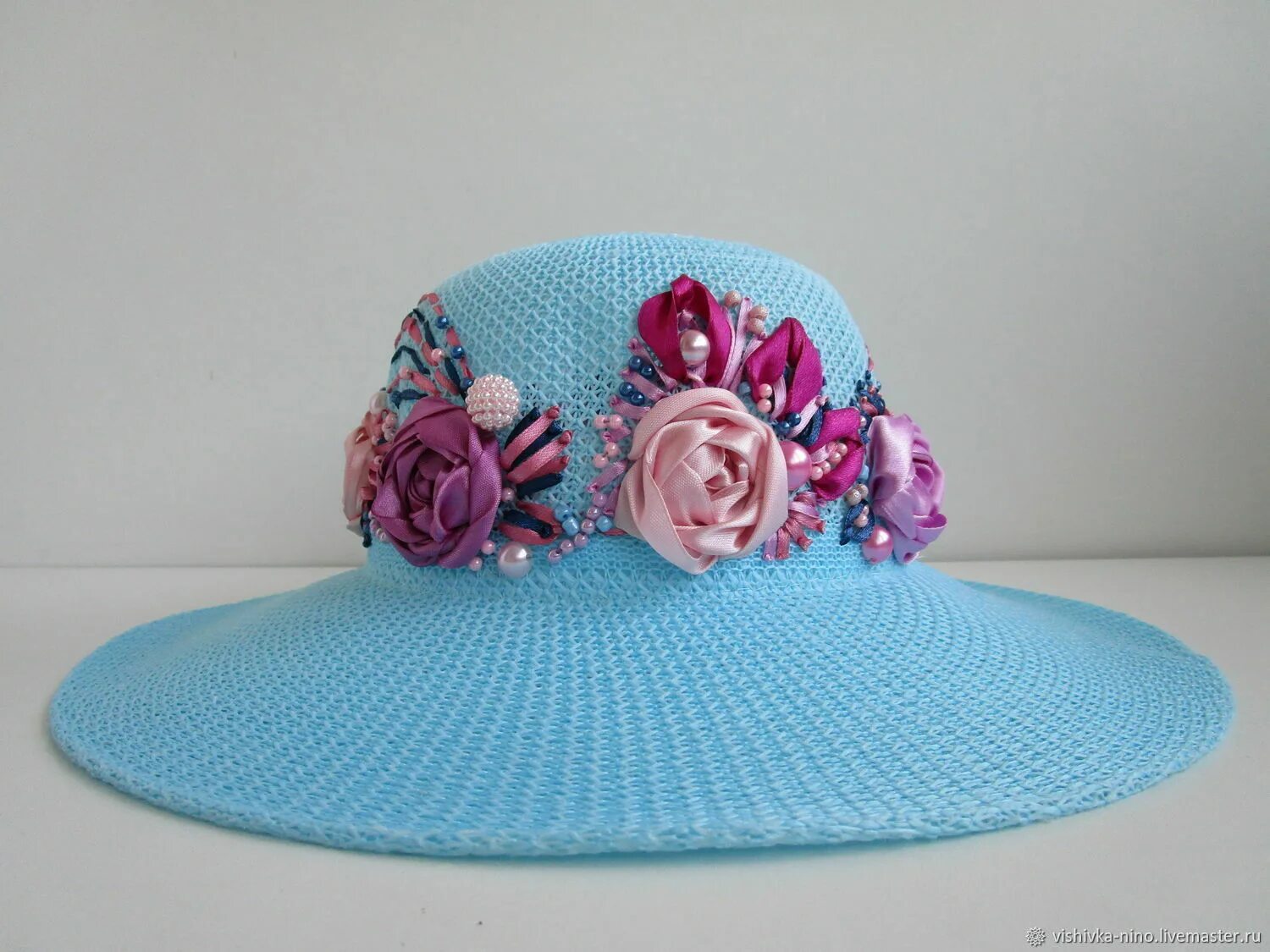 Украсить шляпу. Украшение для шляпы. Шляпка с цветами. Голубая шляпка. Как украсить шляпку