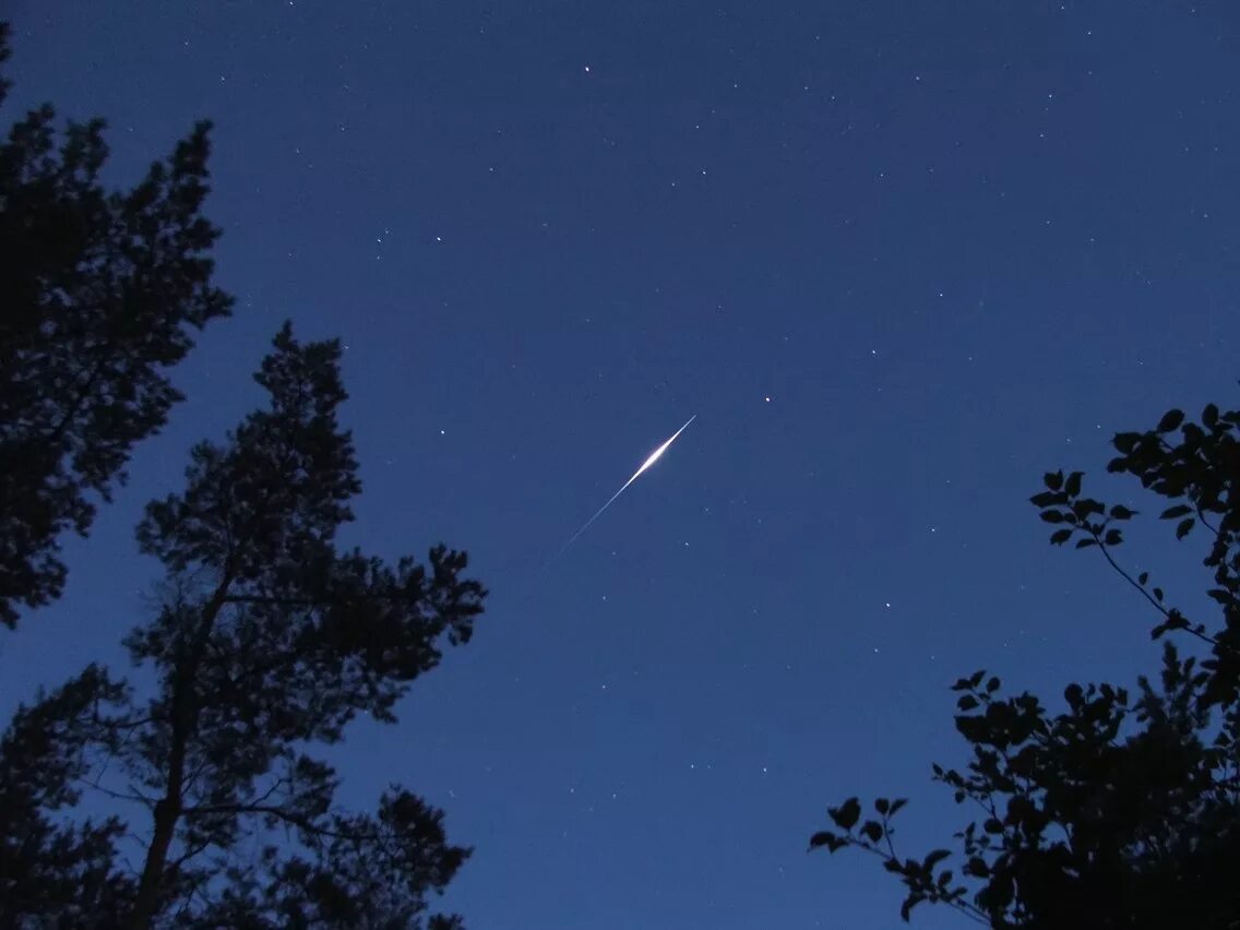 Вспышка Иридиума. Спутник Иридиум в ночном небе. Спутник с земли в небе. Спутник вид с земли ночью. Искусственный спутник земли на небе