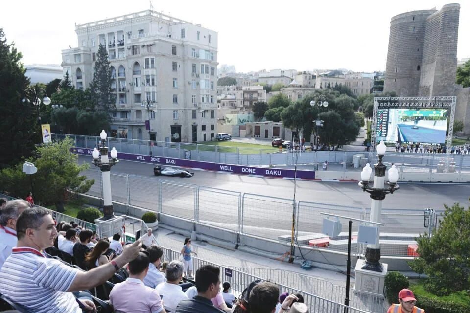 Баку скульптура формула 1. F1 азербайджан. Трибуны на формуле 1 в баку. Трибуны на формуле 1 в баку. Трибуны на формуле 1 в баку.