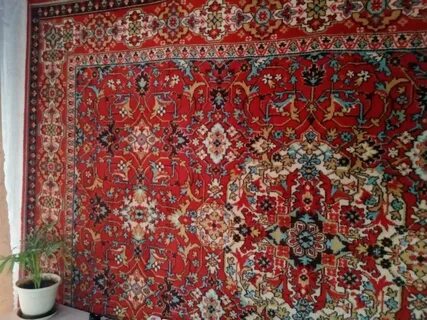 На стене висели красивые ковры