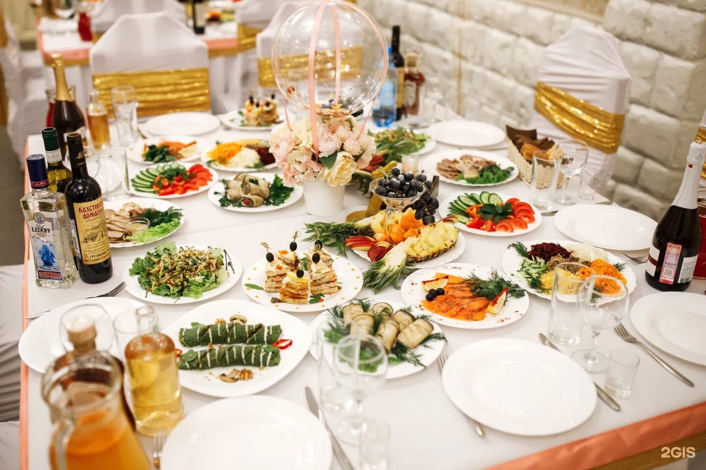 красивый праздничный стол. праздничная трапеза для большой. праздничная трапеза для большой. новый год в итальянском стиле блюда. красивый стол на день рождения.