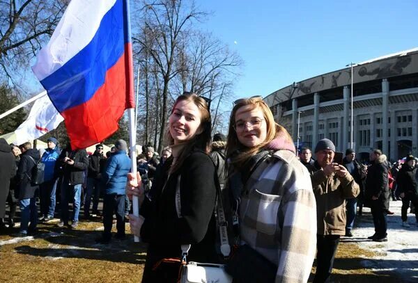 Концерт в москве посвященный крыму. Народ на митинге. Россия человек. Митинг концерт в Лужниках люди. Фото митинга в Москве.