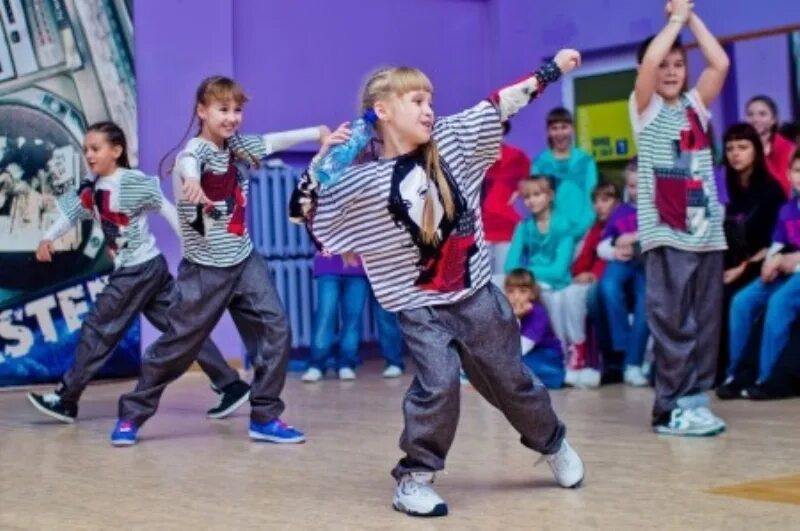 Танцевальная группа мальчиков. Детский современный танец. Хип-хоп танцы для детей. Детские современные танцы. Хип хоп дети.