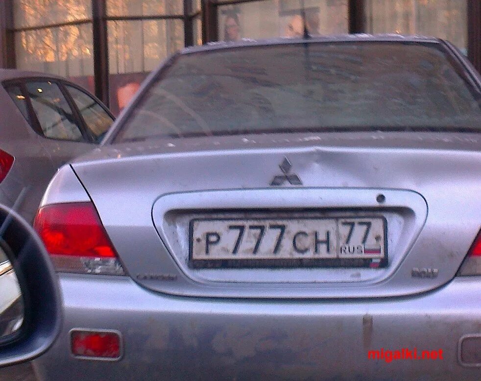 Амр 777 77. Косо висит номер авто. Vista 40 стайлинг. Камри с квадратным номером 30. Висит номер.